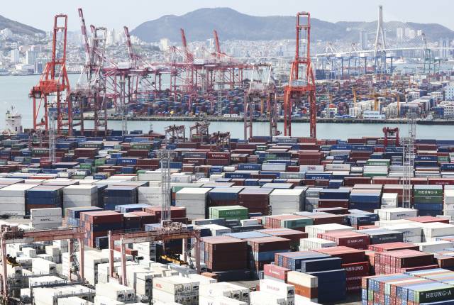 ▲수출보다 수입이 더 크게 줄면서 경상수지가 넉 달 연속 흑자를 기록했다. 한국은행이 11일 발표한 국제수지 잠정통계에 따르면 올해 8월 경상수지는 48억1천만달러(약 6조4천839억원) 흑자로 집계됐다. 사진은 이날 부산항 신선대부두와 감만부두에서 컨테이너 하역작업 하는 모습. ⓒ연합뉴스