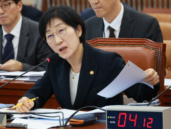 질의에 답하는 한화진 장관 - 한화진 환경부 장관이 11일 국회에서 열린 환경노동위원회 국정감사에서 의원 질의에 답하고 있다. 연합뉴스