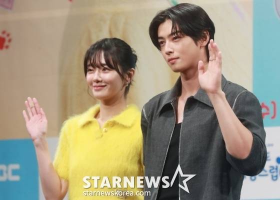 배우 박규영, 차은우가 11일 오후 서울 마포구 상암동 MBC에서 진행된 수요드라마 '오늘도 사랑스럽개' 제작발표회에 참석해 포즈를 취하고 있다. /사진=이동훈 기자