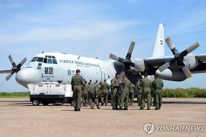 아르헨티나 공군기가 자국민 대피를 위해 이스라엘로 떠날 준비를 하고 있다. [AFP=연합뉴스]