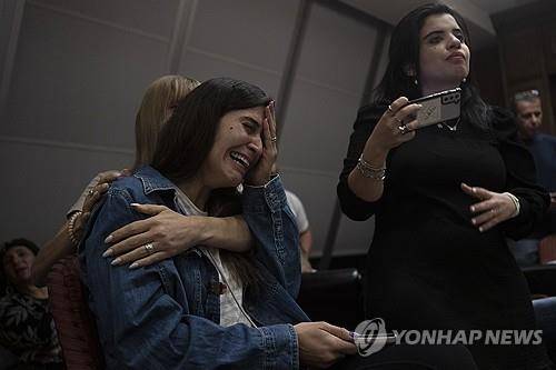 8일(현지시간) 이스라엘 라마트 간에서 열린 한 기자회견에서 팔레스타인 무장 정파 하마스의 공격 이래 실종된 이스라엘 가족이 울고 있다. [AP 연합뉴스 자료사진]