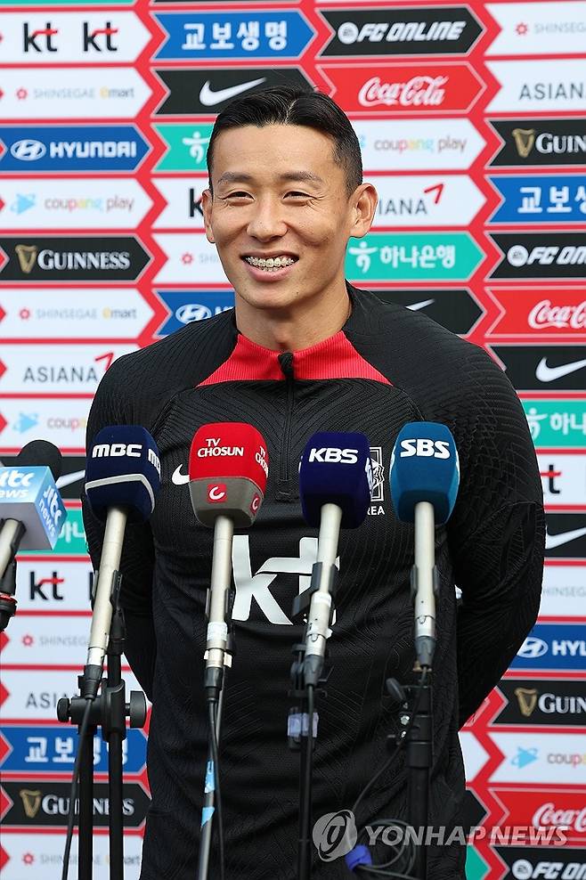 인터뷰 하는 김태환 (파주=연합뉴스) 임화영 기자 = 한국 축구대표팀 김태환이 11일 오후 경기도 파주NFC(축구대표팀 트레이닝센터)에서 훈련에 앞서 인터뷰하고 있다. 2023.10.11 hwayoung7@yna.co.kr