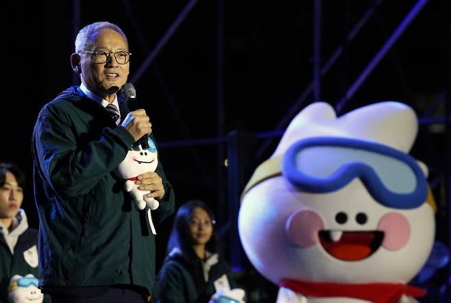 유인촌 문화체육관광부 장관이 11일 서울 중구 서울광장에서 열린 2024강원동계청소년올림픽 G-100 기념행사에 인사말을 하고 있다(사진=문체부 제공).