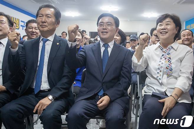 강서구청장 재보궐 선거 개표가 진행된 11일 밤 서울 강서구 마곡동 대방디엠시티 1차에 마련된 진교훈 더불어민주당 후보 선거캠프에서 진 후보와 당 최고위원들이 파이팅 포즈를 취하고 있다. (공동취재) 2023.10.11/뉴스1 ⓒ News1 김진환 기자