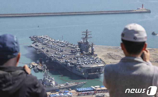 28일 부산 작전기지에 미 핵 추진 항공모함 니미츠(CVN-68)가 입항해 있다. 니미츠호를 포함한 미 제11항모강습단은 전날 제주 남방 공해상에서 해군과 연합해상훈련을 펼쳤다. 2023.3.28/뉴스1 ⓒ News1 사진공동취재단