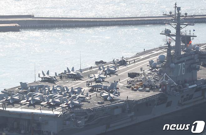 미국 핵추진 항공모함 '로널드 레이건'(CVN-76)이 12일 오전 해군작전사령부 부산작전기지에 입항하고 있다. 2023.10.12/뉴스1 ⓒ News1 윤일지 기자