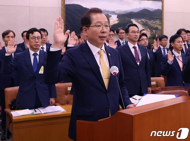 조승환 해양수산부 장관이 12일 서울 여의도 국회에서 열린 농림축산식품해양수산위원회 국정감사에서 선서를 하고 있다. 2023.10.12/뉴스1 ⓒ News1 송원영 기자