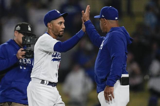 LA 다저스 데이브 로버츠 감독과 무키 베츠. AP연합뉴스