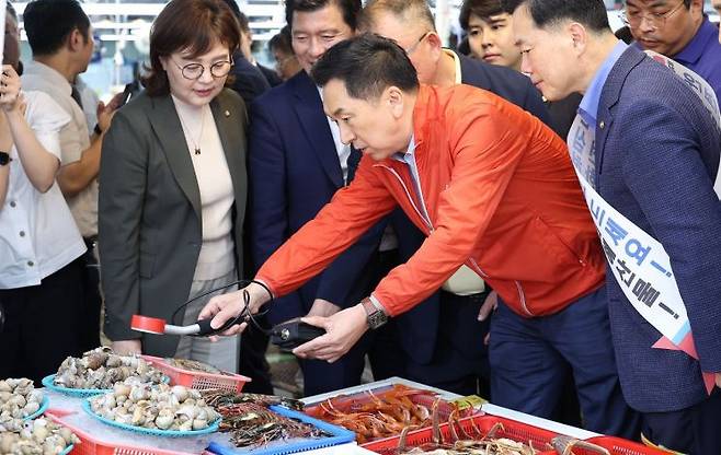 김기현 국민의힘 대표가 22일 대구 북구 매천동 수산물시장을 찾아 수산물 방사능 측정을 해보고 있다. 2023.9.22 [이미지출처=연합뉴스]