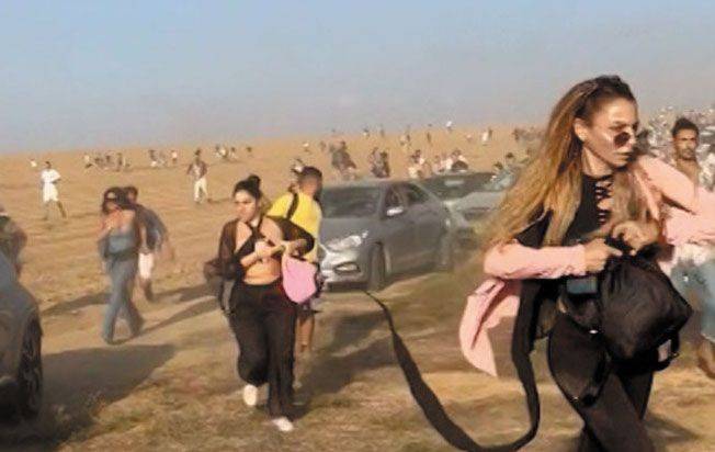 지난 7일 오전 이스라엘 남부 레임 키부츠(집단농장)의 음악 축제장에 하마스가 들이닥쳐 총격을 가하자 사람들이 황급히 도망치는 모습. 다음 날 이곳에서는 260구의 시신이 발견됐다. /X(트위터)