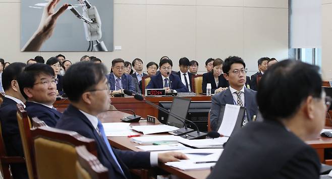 유국희 원자력안전위원장이 12일 오전 서울 여의도 국회에서 열린 과학기술정보방송통신위원회의 원자력안전위원회, 한국원자력안전기술원, 한국원자력통제기술원, 한국원자력안전재단, 한국수력원자력(주)에 대한 국정감사에서 의원들의 질의를 경청하고 있다./뉴스1