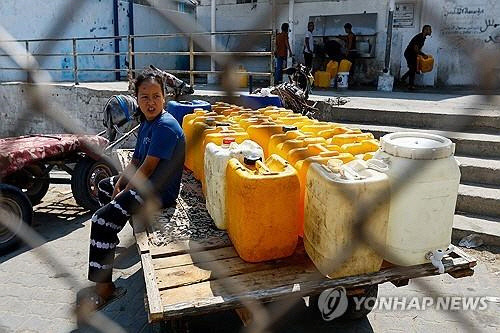 식수 배급받는 가자지구 주민[로이터=연합뉴스 자료사진]