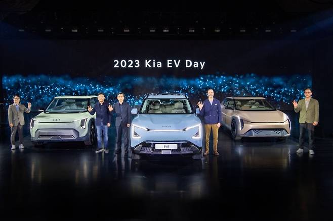 기아는 12일 경기 여주 마임비전빌리지에서 '2023 기아 EV 데이'를 개최하고 중소형 전기차인 EV5 실차 모델(가운데)과 EV3 콘셉트(왼쪽), EV4 콘셉트(오른쪽) 차량을 공개했다. 송호성 기아 사장(왼쪽 세번째)을 비롯한 임직원들이 신형 전기차와 함께 기념 사진을 찍고 있다. 기아 제공