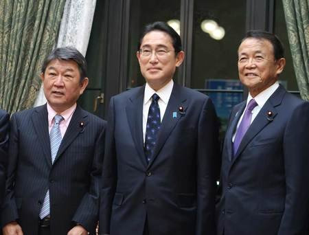 기시다 후미오 총리(가운데)와 자민당 제2 파벌 '아소파'의 수장인 아소 다로 전 총리(오른쪽), 제3 파벌 '모테기파'의 수장인 모테기도시미쓰 자민당 간사장(왼쪽).