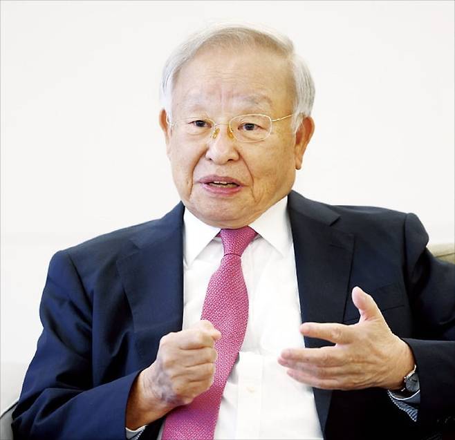 손경식 한국경영자총협회 회장은 11일 한국경제신문과의 인터뷰에서 “4차 산업혁명 시대에 위험을 감수하고 도전하는 기업가정신이 더욱 활발해져야 한다”고 말했다.  /강은구 기자