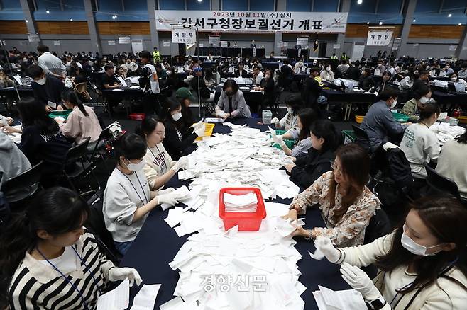 강서구청장 보궐선거 투표일인 11일 서울 강서구 마곡실내배드민턴장에 마련된 개표소에서 선거사무원들이 개표하고 있다. 조태형 기자