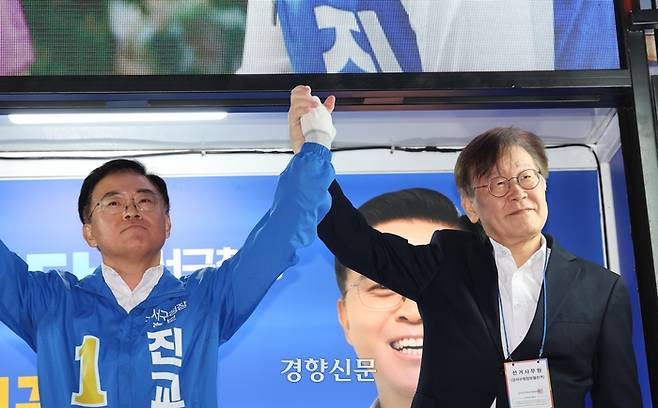 이재명 더불어민주당 대표가(오른쪽) 지난 9일 서울 강서구 발산역 부근 공원에서 열린 진교훈 강서구청장 후보 유세에서 진 후보의 지지를 호소하고 있다. 김창길 기자