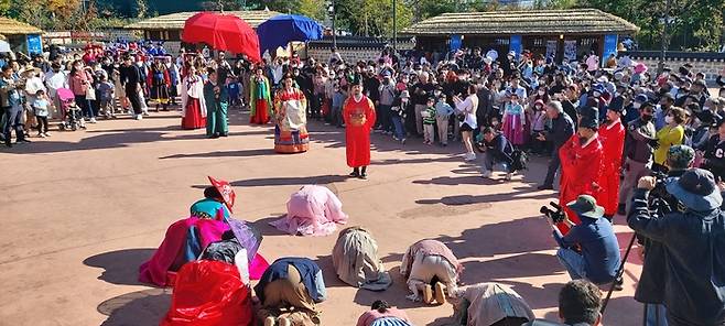 충북 청주시 청원구 내수읍 초정행궁에서 지난해 열린 세종대왕 초정약수 축제에서 재현된 세종대왕의 어가행렬 모습. 청주시 제공