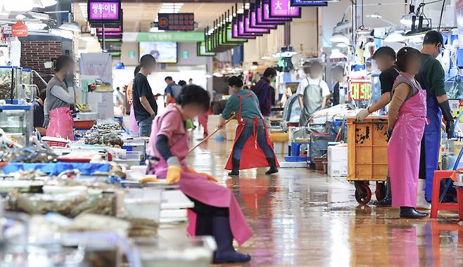 This photo shows fish sellers at Noryangjin Fish Market in Seoul on Oct. 4, a day before Japan began releasing the second batch of treated wastewater stored in the crippled Fukushima Daiichi nuclear power plant. (Yonhap)