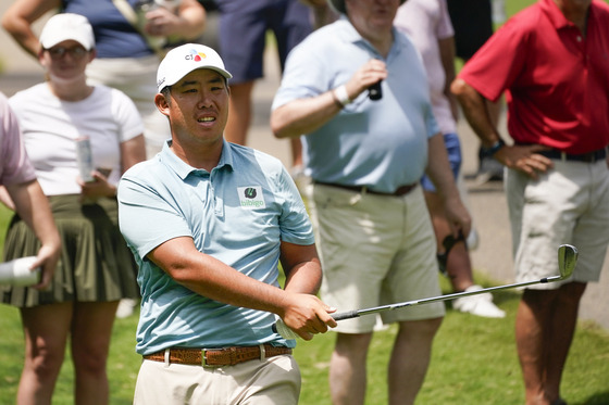 An Byeong-hun hits from the rough on the seventh hole during the third round of the St. Jude Championship in Memphis on Aug. 12.  [AP/YONHAP]