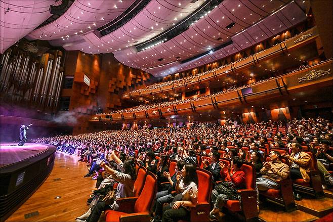 데뷔 45주년 기념 공연 '김수철과 동서양 100인조 오케스트라' [사진=세종문화회관]