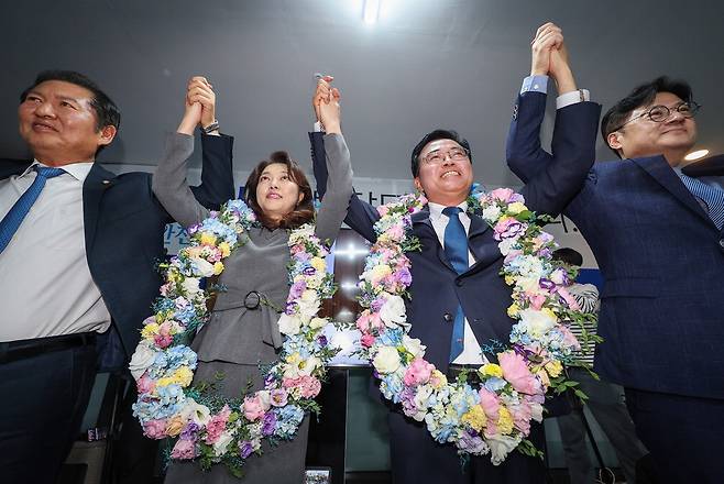 진교훈 더불어민주당 강서구청장 보궐선거 후보(오른쪽 둘째)가 11일 오후 강서구 마곡동 캠프사무실에서 당선이 확실시 되자 꽃목걸이를 걸고 배우자와 기뻐하고 있다. 연합뉴스