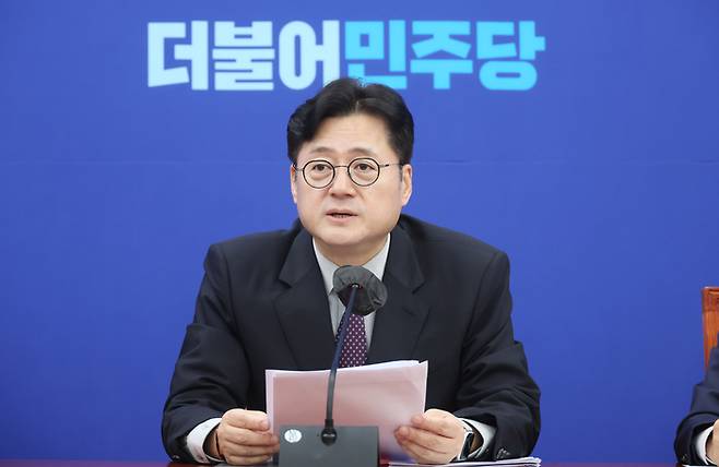 홍익표 더불어민주당 원내대표가 12일 국회에서 열린 국정감사 대책회의에서 발언하고 있다. [사진 출처 = 연합뉴스]