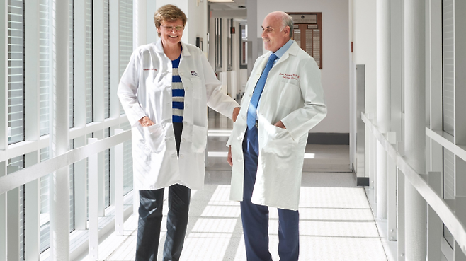 2023년 노벨 생리의학상을 받 커리코 박사(왼쪽)와 드루 와이즈먼 박사의 모습 <사진=노벨상위원회>