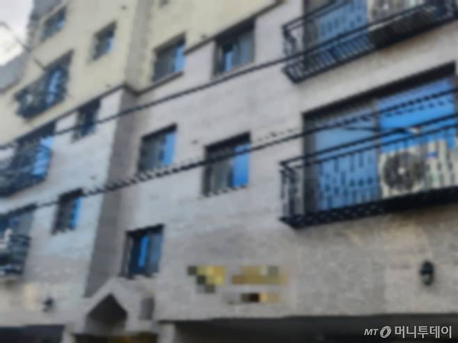 수원 전세 사기 사건의 핵심으로 지목되는 정모씨(59) 일가와 이들이 설립한 법인은 경기 일대에 수십 채의 건물을 사들이며 부동산업에 나섰다. 정씨가 대표이사로 자리한 법인 소유 건물은 수원에만 50여채에 달하는 것으로 알려졌다. 경기 수원 권선구 세류동 소재 정씨 법인 소유 건물./사진=이병권 기자