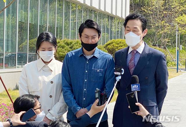 27일 오전 대전지방법원 천안지원에서 열린 일명 '민식이법' 교통사고 가해자 선고 공판이 끝난 후 고 김민식군 부모가 변호인과 함께 기자회견을 하고 있다. 2020.04.27./ 사진 = 뉴시스