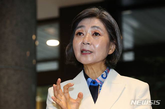 [서울=뉴시스] 권창회 기자 = 김행 여성가족부 장관 후보자가 15일 오전 서울 서대문구 한국청소년활동진흥원에 마련된 인사청문회 준비 사무실로 출근하며 취재진 질문에 답변하고 있다. 2023.09.15. kch0523@newsis.com