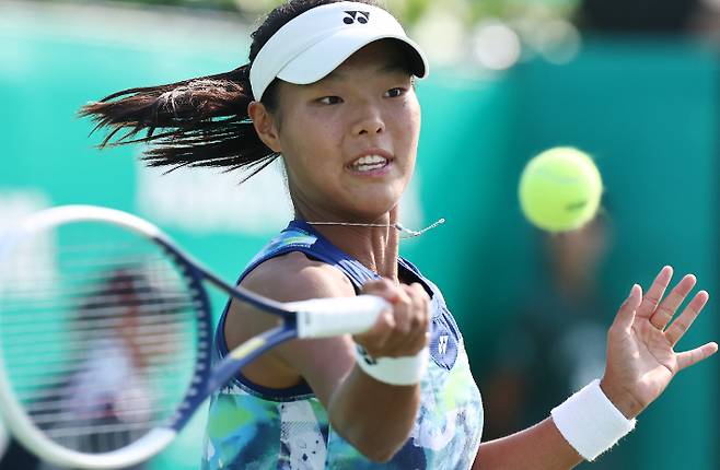 12일 오후 서울 송파구 올림픽공원 테니스장에서 열린 여자프로테니스(WTA) 투어 하나은행 코리아오픈 2023 대한민국 백다연 대 호주 킴벌리 버렐 16강전. 백다연이 포핸드 스트로크를 날리고 있다. 연합뉴스