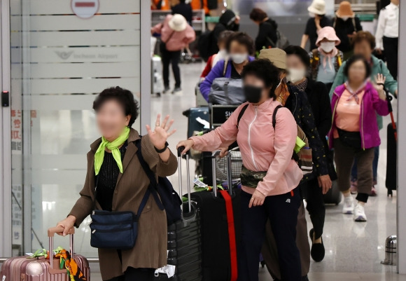 이스라엘에서 귀국하는 시민들 - 이스라엘 텔아비브 공항에서 출발한 시민들이 11일 인천국제공항 2터미널 입국장을 통해 귀국하고 있다. 2023.10.11 연합뉴스