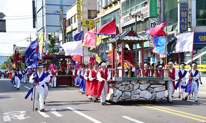 [진주24시] “세계 5대 축제 도전” 개천예술제 개막…가장행렬·예술경연 ‘풍성’