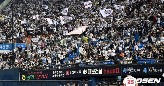 12일 두산 홈 팬들의 모습.