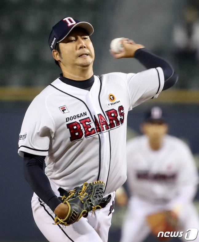 두산 선발 장원준이 12일 역투하고 있다. /사진=뉴스1