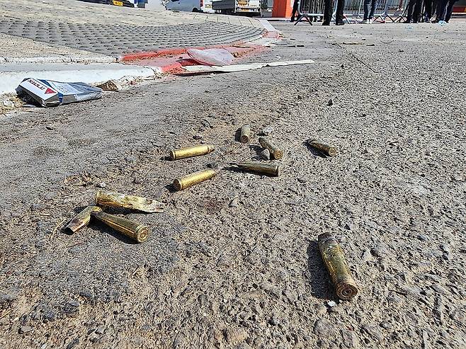 스데로트 경찰서 인근 도로에 떨어져 있는 탄피들 (스데로트[이스라엘 남부]=연합뉴스) 김상훈 특파원 = 하마스의 이스라엘 공격이 시작된 지 닷새째인 11일(현지시간) 이스라엘 남부 스데로트에서 하마스 공격으로 폐허가 된 경찰서 인근 도로에 탄피들이 떨어져 있다. 2023.10.11 meolakim@yna.co.kr