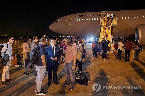 군용기편으로 이스라엘을 떠나 본국 공항에 도착한 스페인 교민들 [AFP=연합뉴스]