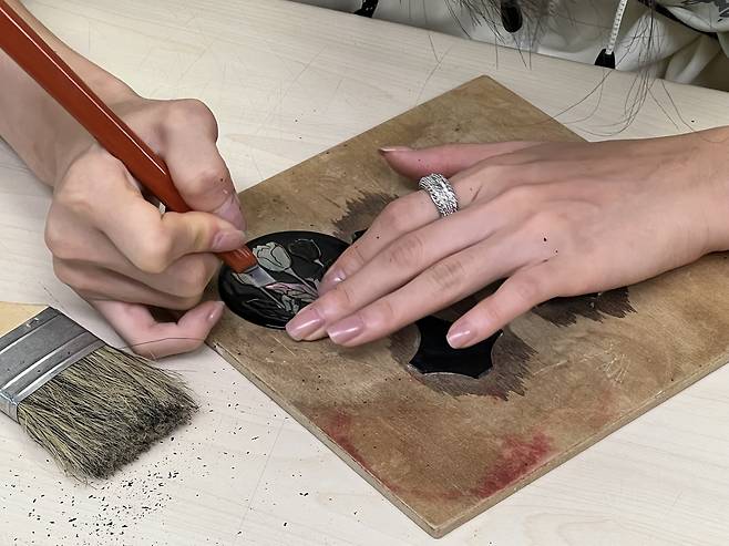 칠 긁기 작업 중인 수강생 (서울=연합뉴스) 최윤선 기자 = 나전칠기 제작 체험에 나선 한 수강생이 금속으로 만든 조형물 위 옻칠을 긁어내고 있다. 2023.10.04 ysc@yna.co.kr