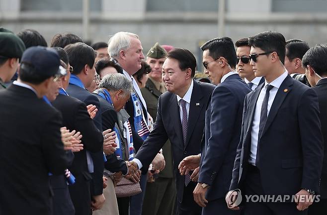 장진호 전투 기념행사 참석한 윤석열 대통령 (서울=연합뉴스) 임헌정 기자 = 윤석열 대통령이 12일 오후 서울 용산 전쟁기념관 평화의광장에서 열린 제73주년 장진호 전투 기념행사가 끝난 뒤 참석자들과 인사를 나누고 있다. 2023.10.12 kane@yna.co.kr