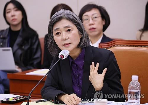 의원 질의에 답변하는 김행 여성가족부 장관 후보자 (서울=연합뉴스) 지난 5일 김행 여성가족부 장관 후보자가 국회에서 열린 인사청문회에서 의원 질의에 답변하고 있다.