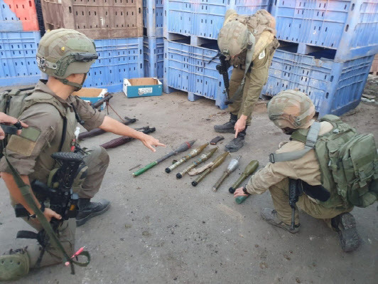 이스라엘군(IDF)은 하마스로부터 압수한 무기들을 지난 11일 홈페이지에 공개했다. 왼쪽 장병이 손가락으로 가리키는 무기는 북한제 F-7 로켓추진유탄(RPG) 발사기로 추정된다.(사진=연합뉴스)