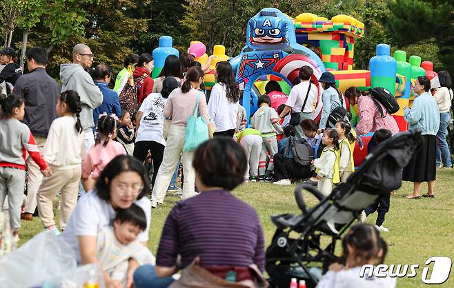 13일 서울 영등포구 영등포공원에서 열린 ‘2023년 어린이집 한마당잔치’가 붐비고 있다. 2023.10.13/뉴스1 ⓒ News1 김도우 기자