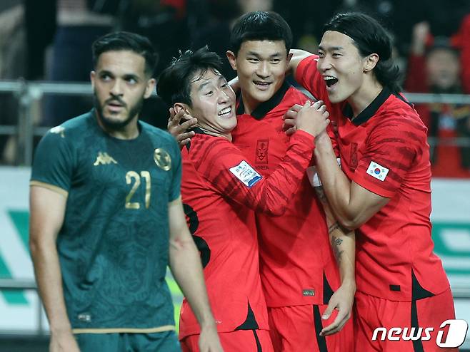 13일 오후 마포구 성산동 서울월드컵경기장에서 열린 하나은행 초청 축구 국가대표팀 평가전 대한민국과 튀니지의 경기에서 김민재가 팀 세 번째 골을 터트린 뒤 이강인, 조규성과 기쁨을 나누고 있다. 2023.10.13/뉴스1 ⓒ News1 박정호 기자