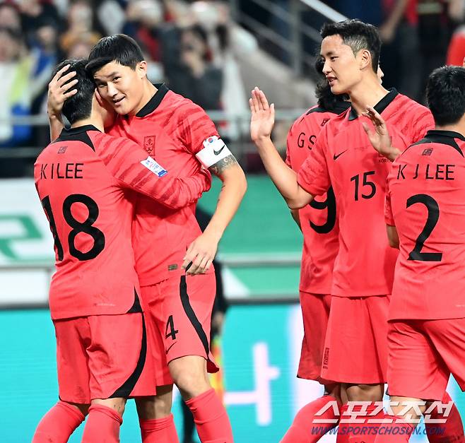 13일 서울월드컵경기장에서 열린 대한민국 축구 국가대표팀과 튀니지의 경기, 이강인이 두번�골을 터뜨리고 기쁨을 나누고 있다. 상암=허상욱 기자wook@sportschosun.com/2023.10.13/