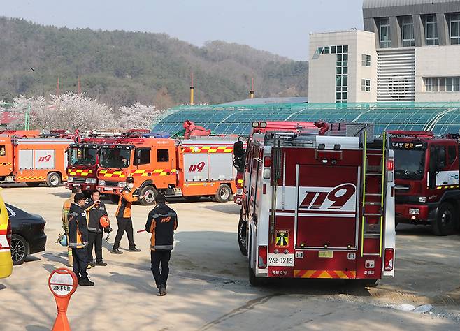 소방차들이 출동 명령을 기다리고 있다. (사진=저작권자(c) 연합뉴스, 무단 전재-재배포 금지)