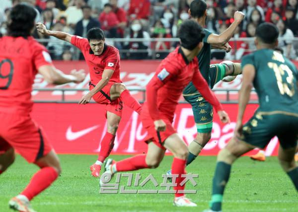 박용우가 13일 오후 서울 마포구 서울월드컵경기장에서 열린 대한민국 축구대표팀과 튀니지 대표팀과의 평가전에서 강력한 중거리 슈팅을 하고 있다. 상암=김민규 기자 mgkim1@edaily.co.kr /2023.10.13/