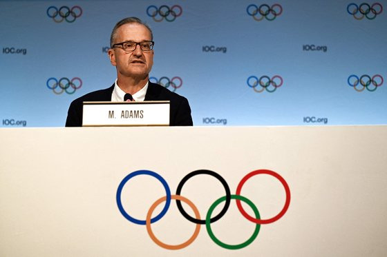 마크 애덤스 국제올림픽위원회(IOC) 대변인이 12일(현지시간) 인도 뭄바이에서 열린 총회에 앞서 기자회견을 열고 있다. AFP=연합뉴스