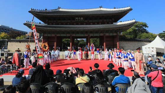 지난해 서울 창덕궁 돈화문 앞 마당에서 열린 '2022 서울무형문화축제' 모습. 서울무형문화재 제3호 송파다리밟기보존회 등 참가자들이 다리밟기를 재현하고 있다. 뉴스1