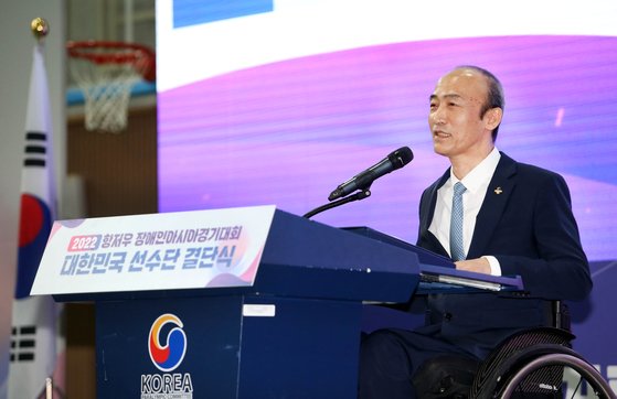 13일 이천선수촌에서 열린 2022 항저우 장애인아시아경기대회 대한민국 선수단 결단식에서 정진완 회장이 개식사를 하고 있다. 사진 대한장애인체육회